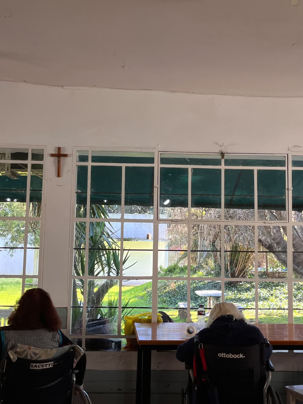 Comedor con grandes ventanales hacia el jardín