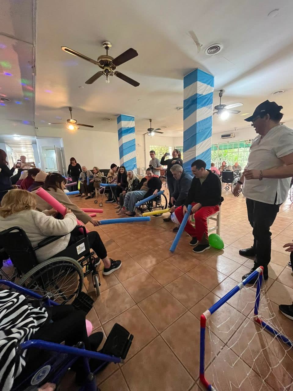 Salón amplio y luminoso durante una actividad grupal