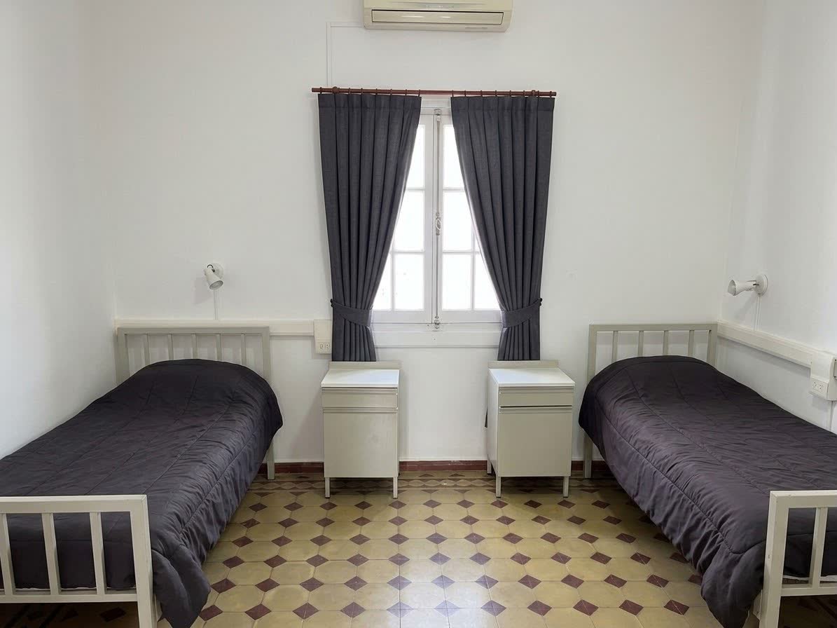Habitación luminosa con dos camas