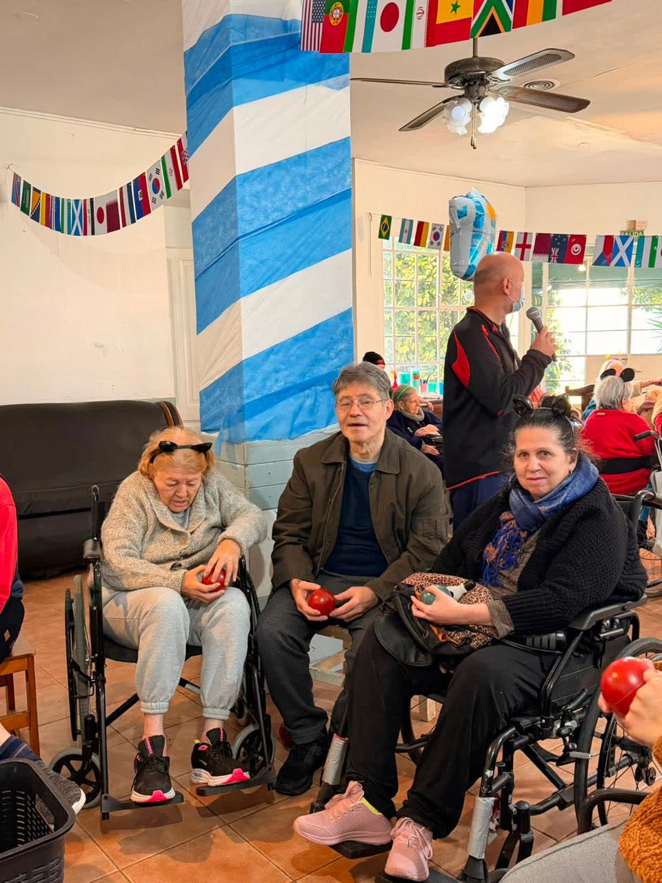 Residentes celebrando en el salón decorado