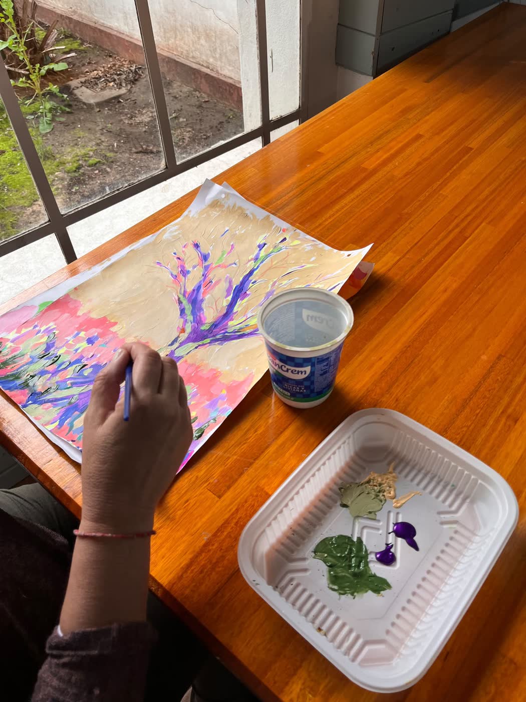 Mesa de taller junto a la ventana