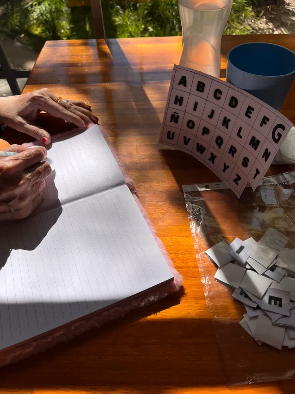 Residente haciendo un ejercicio de estimulación cognitiva con letras