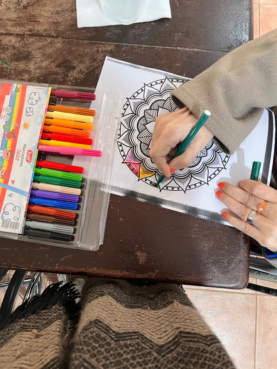 Residente pintando un mandala con fibras de colores